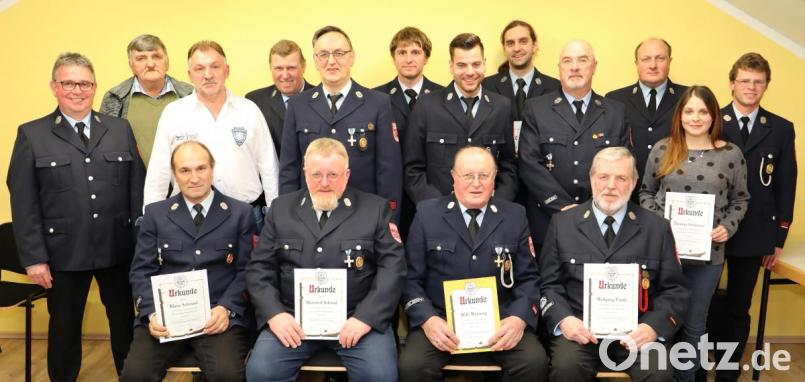 Zahlreiche Mitglieder konnte die Feuerwehr auszeichnen. Unter anderem wurde Ehrenkommandant Willi Wenning (sitzend, Zweiter von rechts) für 65 Jahre ausgezeichnet. Mit auf dem Bild Feuerwehrvorsitzender Thomas Schlosser (links) und Kommandant Bernhard Schmidt (stehend, Sechster von links). Bild: njn