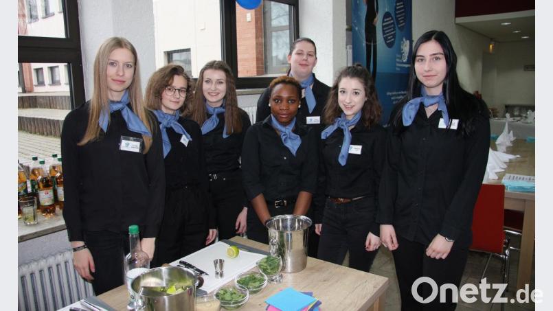 Für die gastfreundliche Bewirtung am Tag der offenen Tür sorgten die jungen Schüler selber. Bild: wro