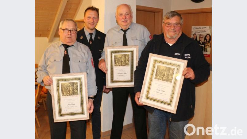 Auf ein bewegtes Leben im Dienste der Feuerwehr können die drei neuen Ehrenmitglieder zurückblicken. Gemeinsam bringen es Josef Dötsch (links), Erich Hagen und Reinhold Meyer auf 163 Jahre aktive Mitarbeit. Dies würdigt Vorsitzender Herbert Tretter (von rechts) Bild: rpp