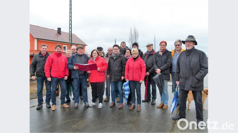 Der SPD-Ortsverein macht sich für einen Bahnanschluss des Ortsteils Klardorf stark. Dafür sammelten die Mitglieder Unterschriften und übergaben sie nun an Bundestagsabgeordnete Marianne Schieder (Sechste von links). Bild: benjamin.tietz@oberpfalzmedien.de