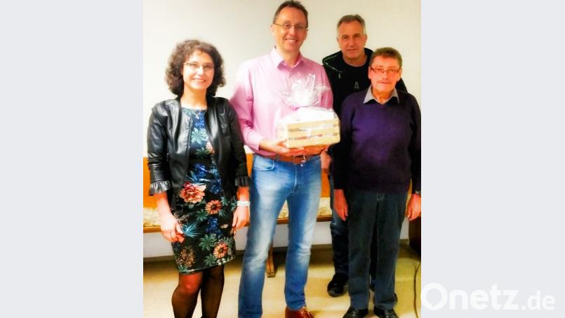 Michaela Härtl (links), Karl Busch und Winfried Neubauer (von rechts) dankten Dr. Tobias Schindler (Zweiter von links) für seinen Vortrag. Bild: exb