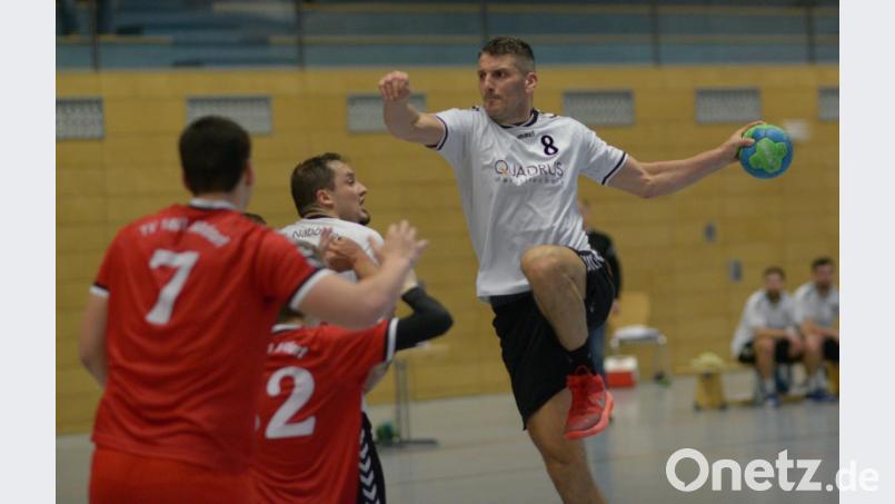 Ioan Constantin Rosca (Nummer 8) bringt die HSG-Herren wieder in Schwung. Gleich spielt die ganze Mannschaft besser und siegte gegen den TV Altdorf klar. Bild: ham