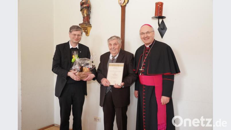 Pfarrer Norbert Götz (links) und Bischof Rudolf Voderholzer (rechts) danken Josef Müllner für sein langes Engagement im Kirchenchor Waldthurn. Bild: fvo