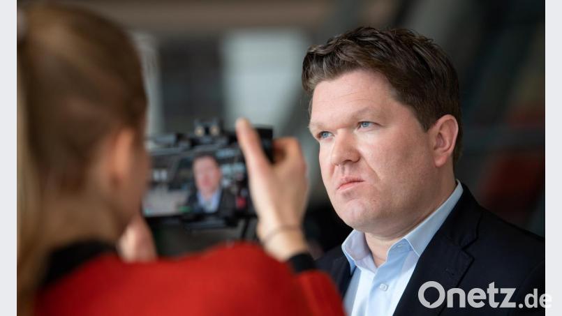 Der SPD-Bundestagsabgeordnete Florian Post gibt vor Beginn der Sitzung der SPD-Fraktion im Deutschen Bundestag ein Interview. Bild: Bernd von Jutrczenka/dpa