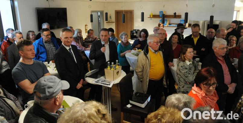 Etwas enger zusammenrücken müssen die Besucher beim Bürger-Wahlstammtisch im Mam-Tam-Physio-Stodl in Witzlhof, mitten drin CSU-Bürgermeisterkandidat Hermann Böhm und Kreisvorsitzender Harald Schwartz. Bild: gf