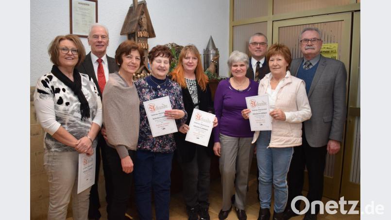 Der AWO-Ortsverein Pfreimd konnte langjährige Mitglieder auszeichnen. Dazu gratulierten Ehrenbürger Georg Pfannenstein (rechts), Bürgermeister Richard Tischler (Dritter von rechts), Vorsitzende Brigitte Meja (Vierte von rechts), Kreisvorsitzende Ulrike Roidl (Dritte von links) und Stellvertretender Landrat Arnold Kimmerl (Zweiter von links).. Bild: bnr