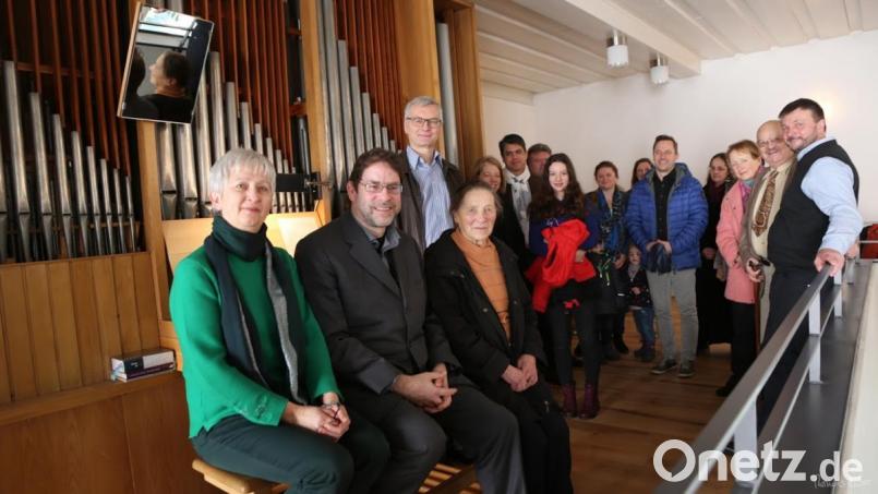 Saniert und mit einem Gottesdienst wieder in Betrieb genommen wurde die Orgel auf der Empore der evangelischen Erlöserkirche. Die drei Organisten Margarita Wiegleb, Gerd Hennecke und Irmgard Schantz (sitzend, von links) überzeugten sich von der Güte der Arbeit, die Orgelbauer Rainer Kilbert (stehend, links) ausgeführt hat. Am Ende durften die Gottesdienstbesucher die Orgel besichtigen. Bild: exb