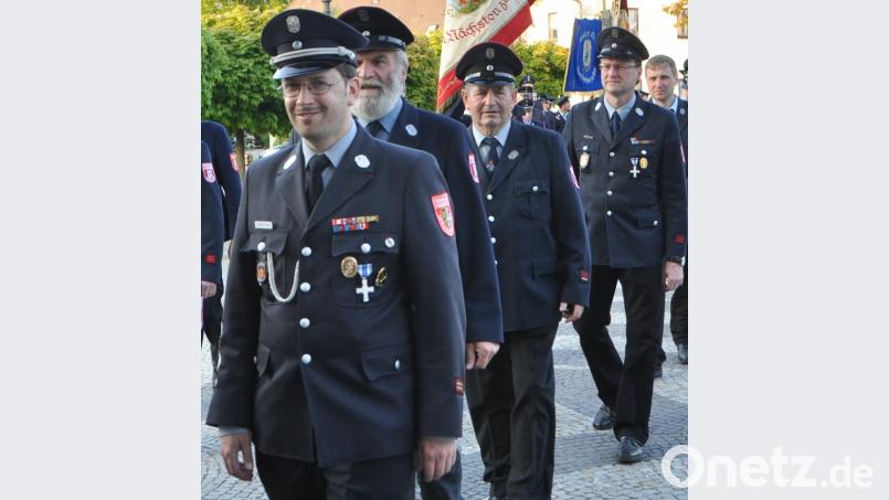 So wie auf diesem Bild stehen die Feuerwehrleute aus Oberlind hinter ihrem Kommandanten Markus Kindl. Auch ein Jahr nach seinem Rücktritt vermuten sie Machenschaften in der Kreisbrandinspektion und vermuten eine Amtsenthebung. Archivbild: dob