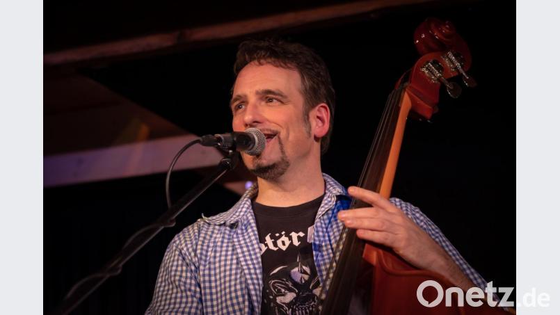 Der Auftritt von Ciao Weiß-Blau am Schafferhof. Drei geniale Musikkabarettisten, die zusammen für richtig gute Stimmung sorgen, während sie einen gesellschaftskritischen Rundumschlag vollführen. Bild: pml