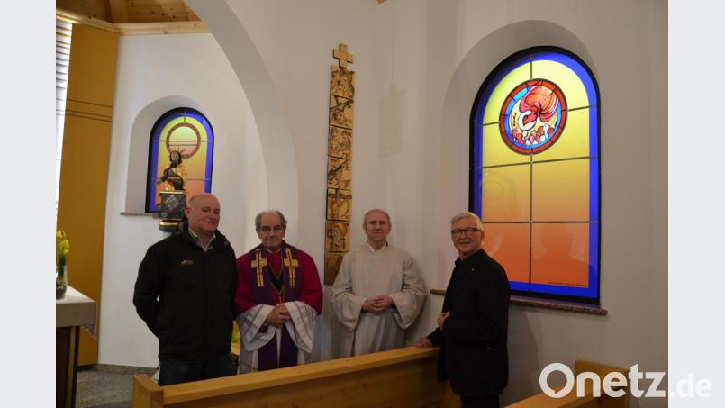 Prälat Hermann Hierold und Pfarrer Josef Most segneten den neuen Kreuzweg (ein Teil zwischen den beiden Geistlichen) des Künstler Max Fischer (rechts). Darüber freute sich auch Kirchenpfleger Reinhold Baier (links) und bedankte sich im Namen der Bevölkerung. Bild: gi