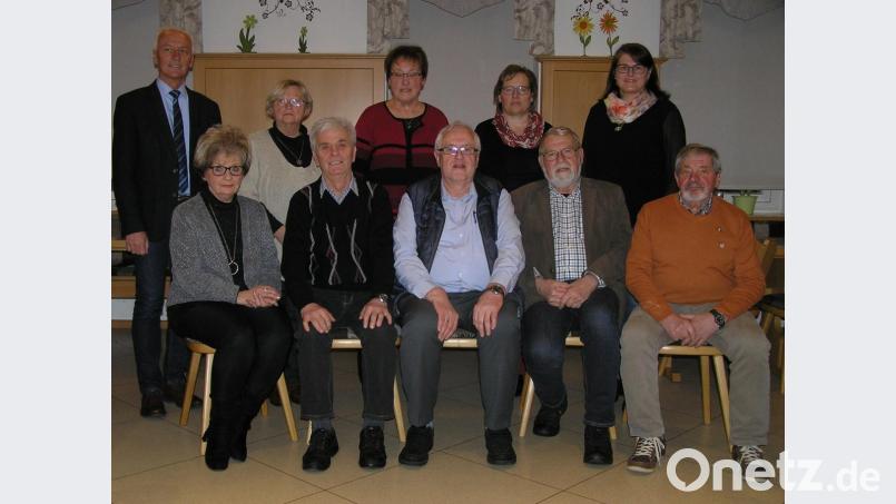 Helga Schinner (sitzend von links) und ihr Stellvertreter Klaus Putzer führen den Fichtelgebirgsverein Neusorg. Unterstützt werden sie von Schriftführer Josef Schraml, Schatzmeister Karl Lenhard und Wanderwart Uli Anders. Bürgermeister Peter König (stehend von links) beglückwünschte sie sowie die Beisitzer Cordula Philipp, Elisabeth Christen, Irmgard Weiß und Elisabeth Rath. Es fehlt Wilhelm Schinner. Bild: öt