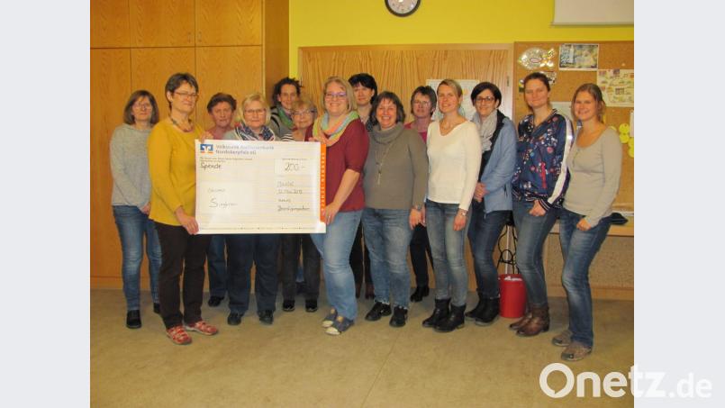 Der Beerdigungschor der evangelischen Kirchengemeinde unter Leitung von Renate Buchfelder (2. v. links) spendete 200 Euro an den ökumenischen Singkreis der von Susanne Hausmann (7. v. links) geleitet wird. Der Singkreis würde sich über weitere Sängerinnen und Sänger freuen. Bild: sei