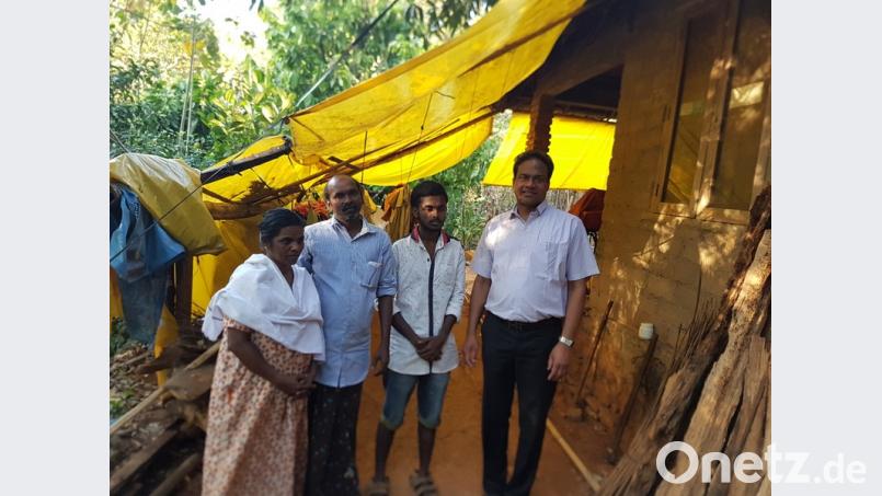 Pfarrer Saju Thomas übergab die Spenden persönlich an die Flutopfer. Bild: exb