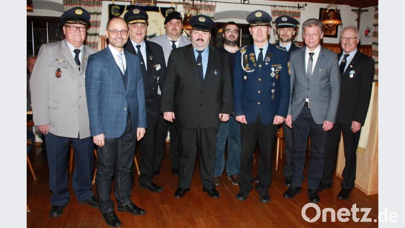 Zahlreiche Ehrengäste konnte der BKV-Kreisverband zur Jahresversammlung in Plößberg begrüßen. Bei dem Treffen wurde auch Kreisvorsitzender Anton Hauptmann bestätigt. Im Bild der Vorstand mit den Gästen (vorne von links): Bezirksvorsitzender Michel Nagy, Stellvertretender Landrat Dr. Alfred Scheidler, BKV-Präsident Hans Schiener, stellvertretender Kreisvorsitzender Thorsten Schiener, Kreiskassier Hans Müller, Kassenrevisor Andreas Heining, Kreisvorsitzender Anton Hauptmann, Kreisschriftführer Wolfgang Danler, Bürgermeister Lothar Müller und BSB-Kreisvorsitzender BSB Ferdinand Lienert. Bild: lk