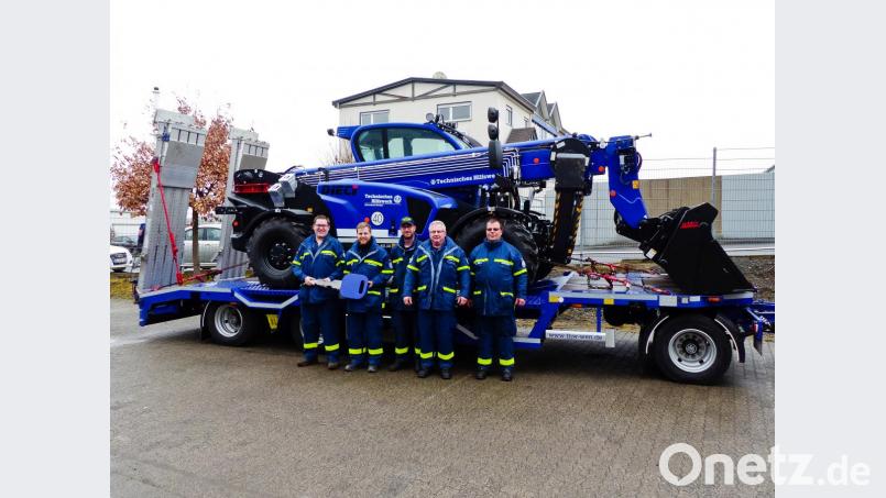 Philipp Schmitz vom Referat Technik der Technischen Hilfswerk-Leitung (Zweiter von links) übergibt den Teleskoplader an (von links) Andreas Duschner, Wolfgang Gollwitzer, Michael Meier und Stefan Reitzig vom Ortsverein Weiden. Bild: Andreas Duschner