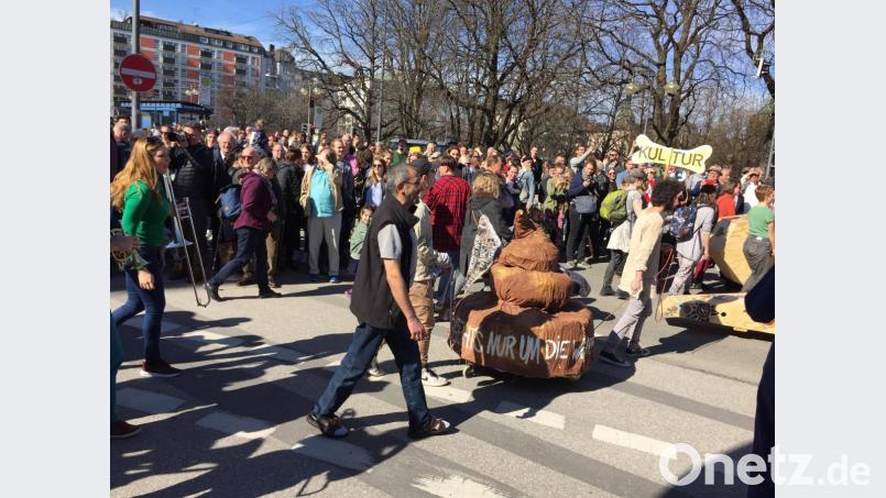 Auch ein XXL-Stinker geht mit auf der Parade. Bild: we