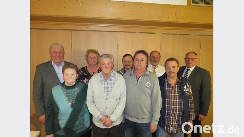 Dritter Bürgermeister Eberhard Besold (links), Kreisvorsitzender Georg Brand und Ortsvorsitzender Siegfried Kotlar (hinten von rechts) ehren Christa Frauenholz, Gerlinde Kreuzer, Rainhard Hautmann, Christof Pürner, Max-Josef Philipp und Willibald Haberkorn (von links) für ihre Treu zum VdK. Bild: jsa
