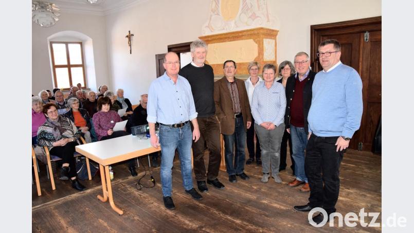 "Wenn Ängste das Leben bestimmen" war die Auftaktveranstaltung der Vortragsreihe "Seelische Gesundheit im Alter" im Hammerschloss in Schmidmühlen. Referent war Dr. med Willy Müller (links) von der psychiatrischen Institutsambulanz und Tagesklinik in Amberg. Rechts Bürgermeister Peter Braun. Bild: bö