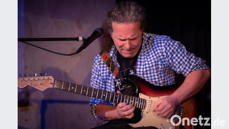 Der Auftritt von Ciao Weiß-Blau am Schafferhof. Drei geniale Musikkabarettisten, die zusammen für richtig gute Stimmung sorgen, während sie einen gesellschaftskritischen Rundumschlag vollführen. Bild: pml