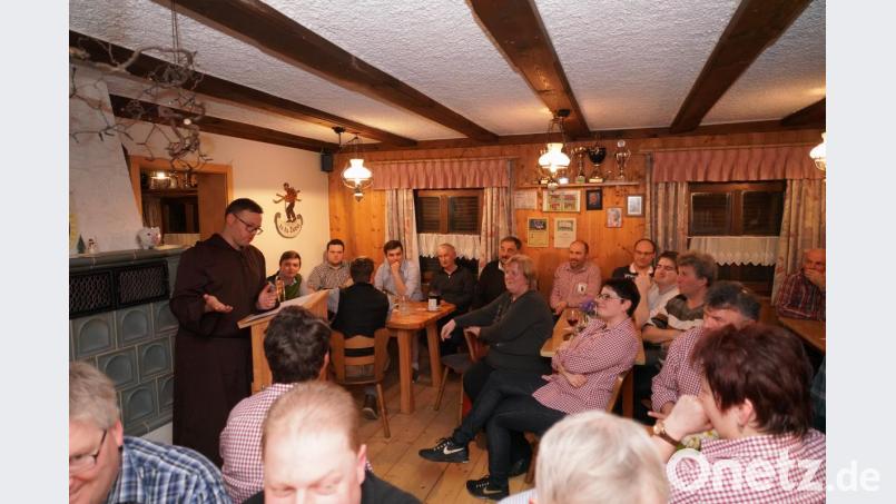 Bruder Michaelis - alias Dr. Michael Troidl - liest den vielen Besuchern beim OWV-Starkbierfest die Leviten. Bild: fvo