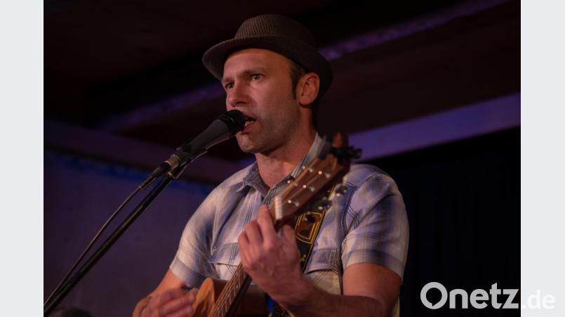 Der Auftritt von Ciao Weiß-Blau am Schafferhof. Drei geniale Musikkabarettisten, die zusammen für richtig gute Stimmung sorgen, während sie einen gesellschaftskritischen Rundumschlag vollführen. Bild: pml