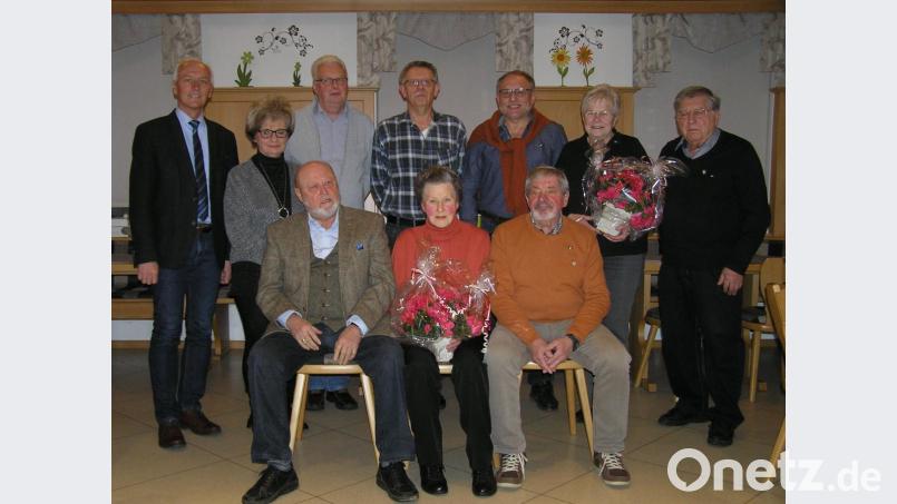 Walter Schwarz (sitzend von links) und Brigitte Müller durften in der Jahreshauptversammlung des Fichtelgebirgsvereins Neusorg die Urkunde, eine Ehrennadel und ein Präsent für ein halbes Jahrhundert Treue zu den Siebensternlern entgegennehmen. Für vier Jahrzehnte Zugehörigkeit wurden Uli Anders und Rita Philipp (nicht mit im Bild) ausgezeichnet. Unsere Aufnahme zeigt Bürgermeister Peter König (stehend von links) und Vorsitzende Helga Schinner mit Josef Legath, Rainer Schmidt, Dieter Pfitzner sowie Elfriede und Herbert Pihale die Urkunden und Ehrennadeln sowie ein Geschenk für ein Viertel Jahrhundert Mitgliedschaft erhielten. Es fehlen Manfred und Martina Köllner, Agnes Legath und Maria Schenkl. Bild: öt
