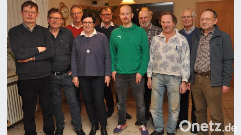 Volker Wappmann (links), Gisela Becker (Vierte von links) und Ludwig Fuchs (Dritter von links) stehen nun dem Bürgerverein vor. Neu ist auch Kassier André Hilburger (Fünfter von rechts) im Vorstandsgremium. Bild: dob