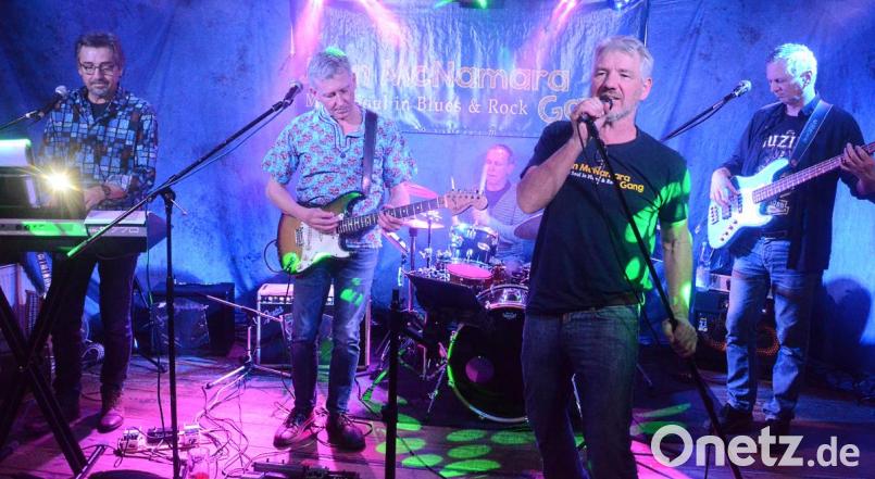 John McNamara mit Gang auf der Bühne. Bild: Kunz