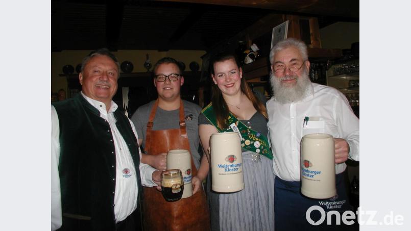 Foto: von links:
Braumeister Wolfram Seebauer, Sven, Bierprinzessin Sophia, Gastwirt Bernhard Raab Bild: gis