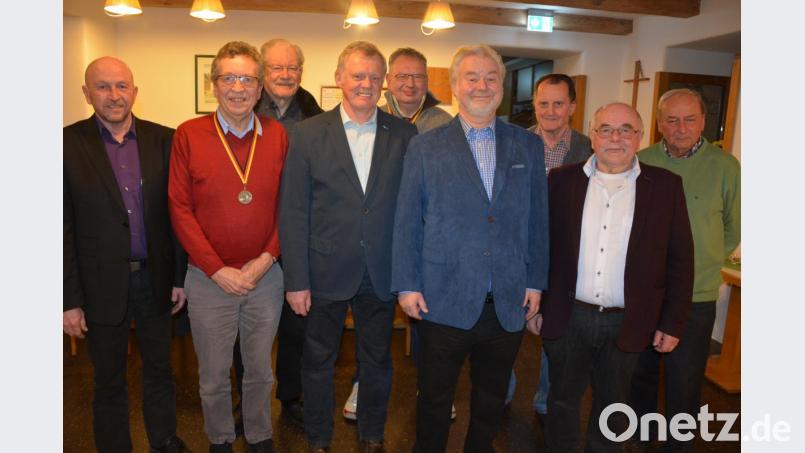 Ehrungen und Neuwahlen standen beim Schachclub Mitterteich an. Unser Bild zeigt (von links) Stadtverbandsvorsitzender Peter Haibach, 3. Stadtmeister Karl-Johan Laustsen, Erwin Schuh, Stephan Krämer, Stadtmeister Michael Schmid, Vorsitzender Paul Trapp, Hermann Lang, 3. Bürgermeister Ernst Bayer und Herbert Bauernfeind. Bild: jr