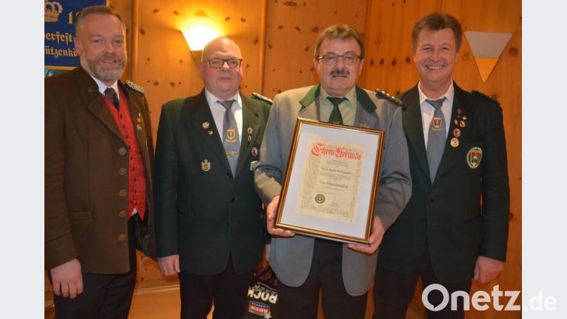 Hohe Auszeichnungen wurden bei der Schützen-Gauversammlung verliehen. Unser Bild zeigt (von links) Bezirksschützenmeister Harald Frischholz, Martin Dietz (Konnersreuth), das neue Gauehrenmitglied Josef Wittmann (Wildenau) und Gauschützenmeister Manfred Zölch. Bild: jr