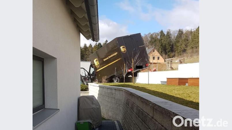 Zwei Autokräne rückten an, um das Fahrzeug zu bergen. Bild: Dietmar Weiß