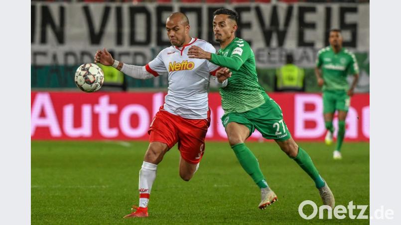 18.03.2019, Bayern, Regensburg: Fußball: 2. Bundesliga, Jahn Regensburg - SpVgg Greuther Fürth, 26. Spieltag in der Continental Arena. Jann George von Regensburg (l) und Kenny Prince Redondo von Fürth kämpfen um den Ball. Bild: Armin Weigel/dpa