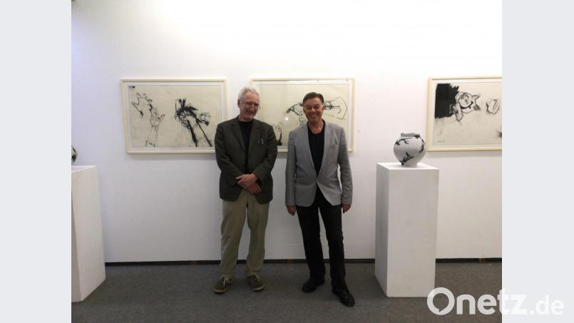 Wolfgang Herzer und Georg Kleber vor dessen aktueller Ausstellung „Zeichnung und Keramik“. Bild: Kunstverein Weiden