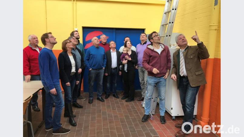 Einmal mehr macht sich die SPD-Kreistagsfraktion ein Bild von der Notwendigkeit der Sanierung des Sonderpädagogischen Förderzentrums Eschenbach. Sonderschulrektor Andreas Demleitner (Zweiter von rechts) zeigt den Besuchern das seit Jahren undichte Dach im Bereich Pausenhalle und Ganztagsbetreuung. Bild: mef