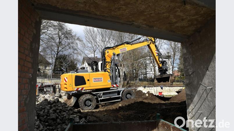Der Bagger ist das sichtbare Zeichen, dass am Pioniersteg etwas vorwärts geht. Bild: Hartl
