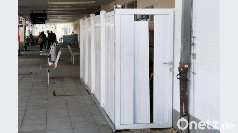 Auch auf diesen Sichtschutzzaun am Bahnhof hatten es die Täter abgesehen. Bild: Stephan Huber