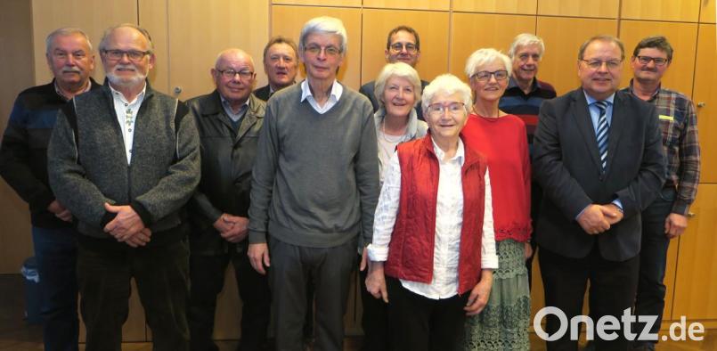 Die Mitglieder des Gartenbau- und Ortsverschönerungsvereins Fronberg wählten einen neuen Vorstand. Josef Zitzler (Zweiter von rechts) bleibt als Vorsitzender an der Spitze. Bild: Hirsch