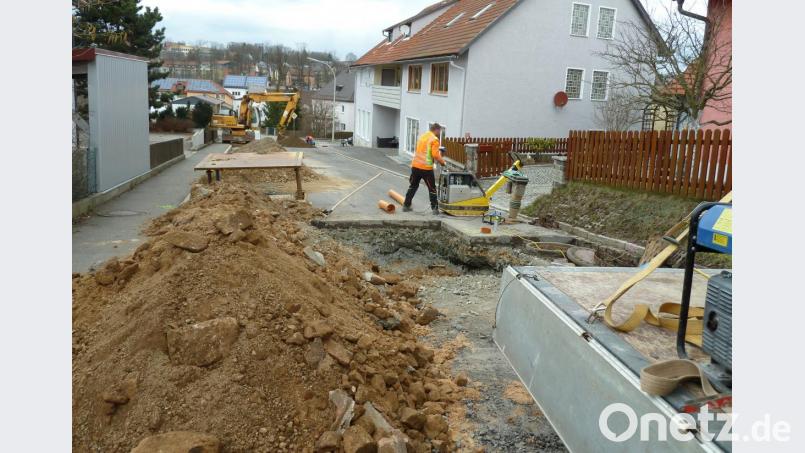 Kein Durchkommen: Die Bauarbeiter haben die Eigelsberger Straße wieder fest in Beschlag genommen. Bild: Portner