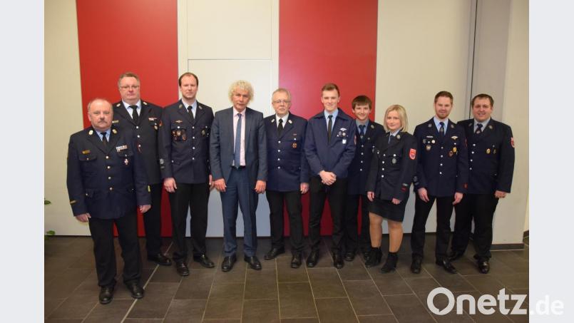 Kreisbrandrat Andreas Wührl, Kreisjugendfeuerwehrwart Wolfgang Bauer, sein Stellvertreter Johannes Schmid, Landrat Wolfgang Lippert, Landesjugendfeuerwehrwart Heinrich Scharf, Kreisjugendgruppensprecher Paul Kaseckert, Ersatzdelegierter Marcel Braunreuther, Stellv. Kreisjugendgruppensprecherin Larissa Horn, Kassenprüfer Florian Sölch, und Ersatzdelegierter Dominik Kugler (von links). Bild: mde