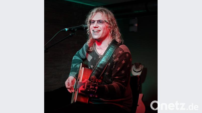 Matthias Kiener präsentiert beim Jubiläumskonzert viele bekannte Rock-Klassiker. Bild: twi