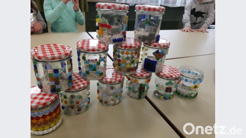 Stolz präsentieren die Kinder ihre fertigen Windlichter. Bild: exb