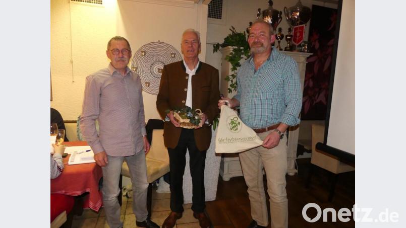 Hans Rupprecht (von links), der Vorsitzende des Obst- und Gartenbauvereins, dankt Referent Arnold Kümmerl mit einem kleinen Spezialitätenkorb für seinen Mond-Vortrag. Auch Günther Volkmann gilt Dank für die Hilfe bei Baumschnitt und Insektenhotel-Bau. Bild: rn