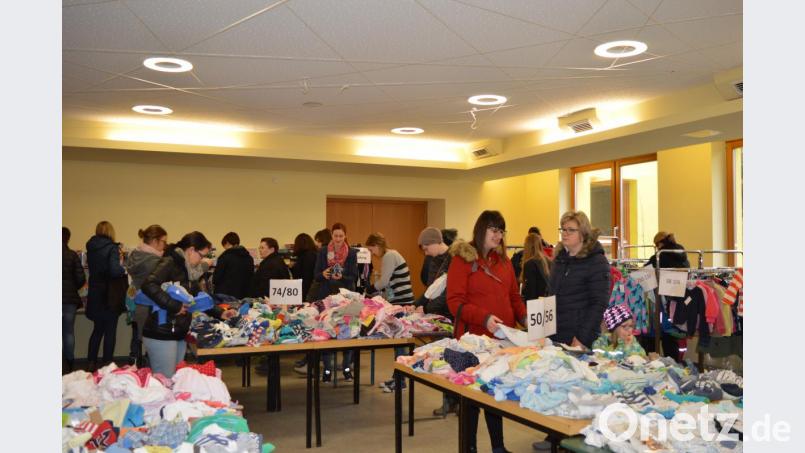 Hauptsächlich Sommersachen waren gefragt beim Kinderbasar in Winklarn. Bild: bej