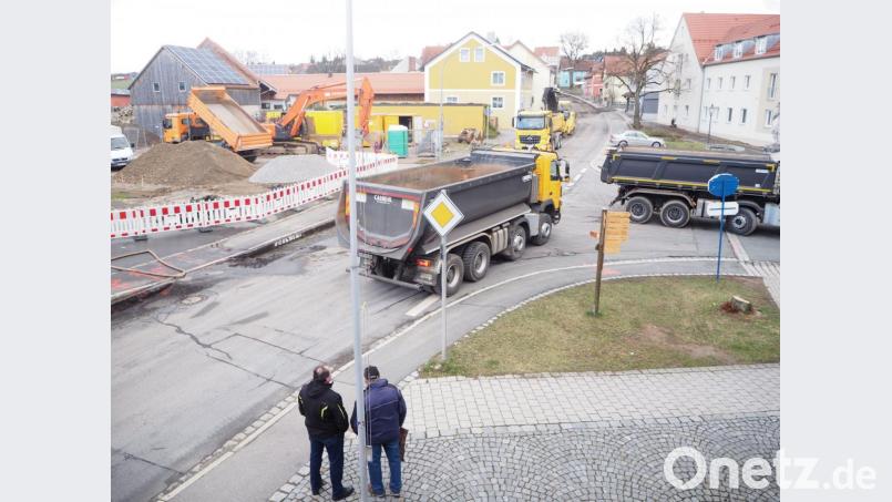 Den für den öffentlichen Fahrzeugverkehr gesperrten Tillyplatz belagern Baufahrzeug und Baumaterialien. Bild: gz