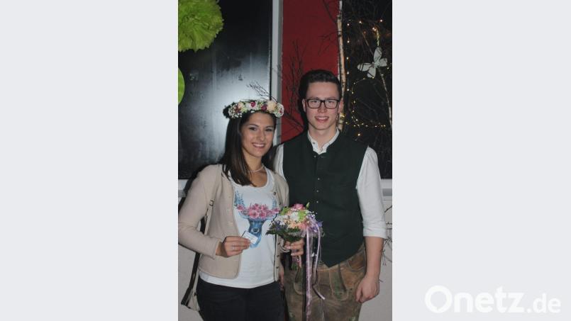 Kristin Kohl aus Kirchenthumbach wird vom Vorsitzenden zur neuen &quot;Miss Starkbierfest&quot; gekürt. Bild: dfr