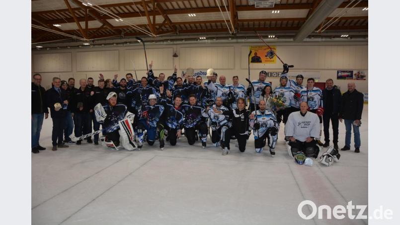 Das Eishockey-Jubiläumsturnier der „Jack Bulls“ Stiftland (blaue Trikots) gewann der Gastgeber gegen die „WU Tigers“ aus Vilseck (weiße Trikots) knapp mit 1:0 und verteidigte damit den Vorjahrestitel. Zum Jubiläum und Turniersieg gratulierten (von links) Turnierleiter Christian Gleißner und Bürgermeister Roland Grillmeier, sowie Stadtverbandsvorsitzender Peter Haibach (rechts). Mit im Bild Astrid Häring (Stadtverwaltung), deren Arbeit mit einem herrlichen Blumenstrauß belohnt wurde. Bild: jr
