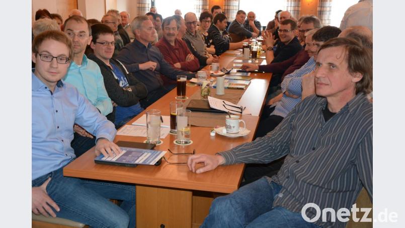 Dicht an dicht saßen die Bauern bei der Informationsversammlung. Mit dabei waren auch drei Vertreter der Firma Tennet Torsten Grampp und Thomas Arnold (von links) sowie Wolfgang Graf (rechts). Bild: jr