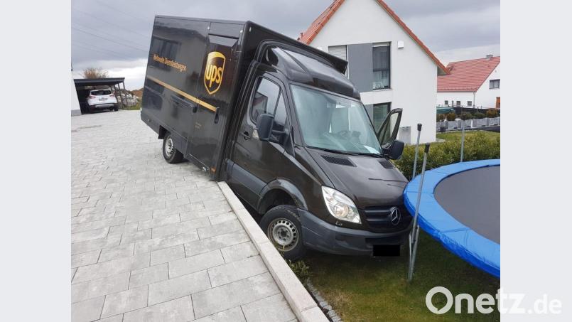 Der Wagen fuhr über eine etwa eineinhalb Meter hohe Stützmauer in den benachbarten Garten. Bild: Dietmar Weiß