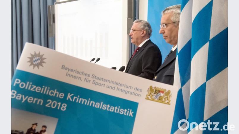 Joachim Herrmann (l., CSU), Innenminister von Bayern und Wilhelm Schmidbauer, bayerischer Landespolizeipräsident nehmen an der Pressekonferenz zur Vorstellung der bayerischen Kriminalstatistik für das Jahr 2018 teil. Bild: Peter Kneffel/dpa